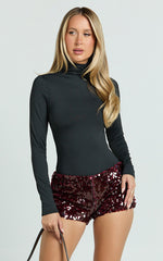 Jhaya Shorts - Sequin Mini Short in Wine